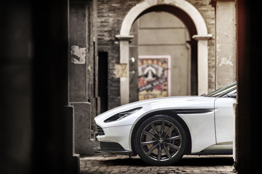 Детали экстерьера Aston Martin DB11 V8 2017 года  (WW) (фото 14 из 25)